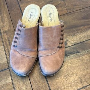 Softspots size 8 leather clogs